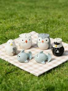 卡通陶瓷调料罐两件套 - 猫头鹰/鱼/企鹅造型。适用于厨房存放盐和胡椒粉，动物造型调料瓶，陶瓷盐和胡椒粉套装，厨房调料收纳，装饰性厨房配件，可爱厨房礼品，调料罐，卡通厨房装饰，调料瓶套装。