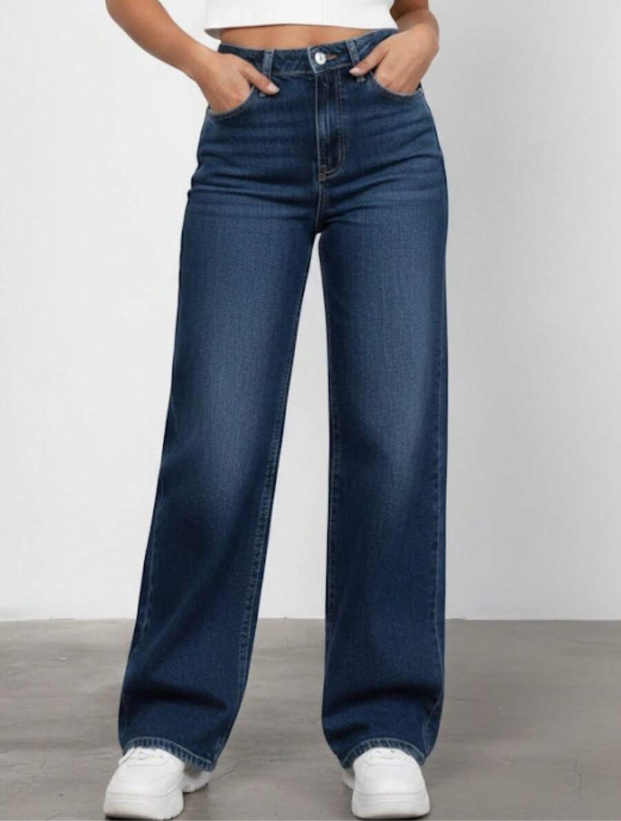 Calça Jeans Wide Leg Feminina Lavagem Escura Cintura Alta Design Contemporâneo Perna Ampla Estilo Sofisticado Tecido Premium Confortável Caimento Estruturado Look Moderno Moda Feminina Atual Versátil Para Combinar Com Diferentes Estilos Peça Essencial Para Quem Busca Elegância Conforto e Qualidade