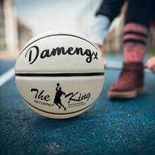 Pallone da basket fluorescente da 24,5 cm, in pelle PU morbida, resistente all'usura e antiscivolo per uso esterno, adatto per allenamenti e partite per adulti. Accessori per basket, pallone da partita, luminescenza vivida, migliora la visibilità, durata a lungo, ideale per allenamenti notturni, brilla al buio, attrezzatura per l'allenamento di basket, forniture per basket, accessori sportivi, accessori per sport all'aperto, regalo per il fidanzato, il marito, il papà, il figlio, regalo personalizzato, regalo di compleanno, regalo per uomo - Multicolore - Visualizzare 4