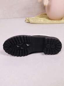 春秋新款学院风休闲平底乐福鞋，圆头套脚设计，低跟，牛津鞋款式，时尚百搭，简约优雅黑白皮鞋 - 黑與白 - 查看 6