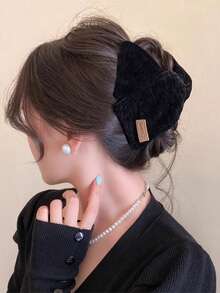 1pc Fabric Triangle Claw Clip, Fashionable Daily Hair Claw Hairpin, New High-End Hair Accessory Hair Bow Hair Clutch Fashion Hair Clip Women Hair Accessories