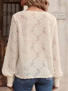 大码女式春秋季V领蕾丝衬衫，泡泡灯笼袖配荷叶边袖口，适合日常、生日、派对、假日等场合。 - 杏色 - 查看 3