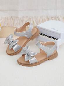 这款儿童清新俏皮的金银蝴蝶结凉鞋适合演出、婚礼和特殊场合穿着。 - 銀色 - 查看 2