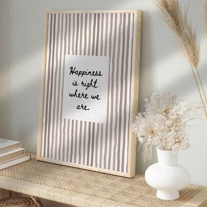 Conjunto de 1 pôster vintage motivacional em tela com a frase "A felicidade está exatamente onde estamos", em tons neutros e aconchegantes, com listras que transmitem amor e inspiração familiar. Estampa minimalista e estética que remete à imagem de uma família, perfeita para decorar apartamentos, salas de estar, quartos e ambientes modernos. Moldura não inclusa.