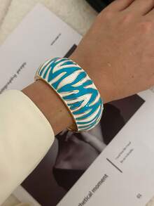 1件蓝色斑马纹珐琅渐变珍珠菱形合金手镯，适合女性日常通勤、朋友聚会、浪漫节日、街头摄影、时装秀等场合佩戴（手镯的纹理和颜色可能与实物略有不同）。 - 藍色 - 查看 12