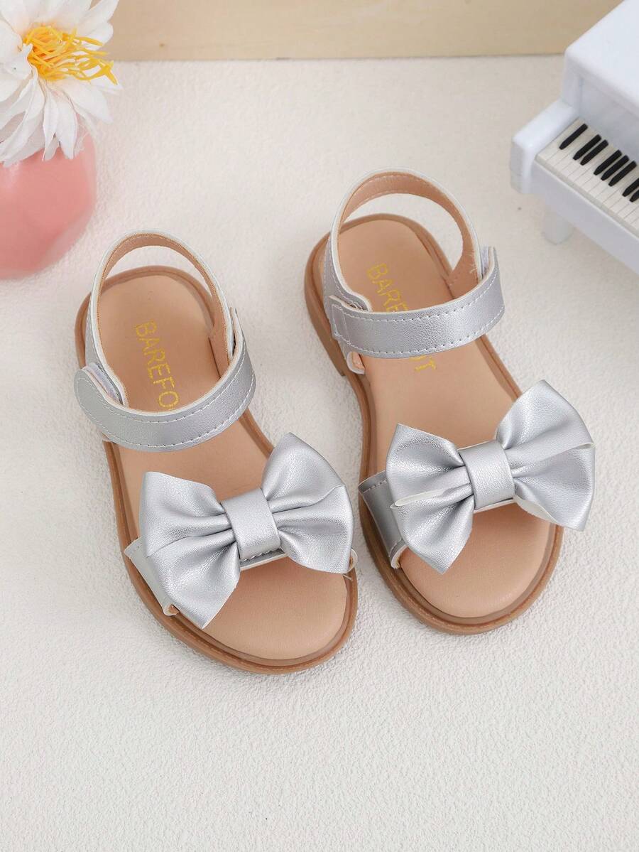 这款儿童清新俏皮的金银蝴蝶结凉鞋适合演出、婚礼和特殊场合穿着。 - 銀色 - 查看 1