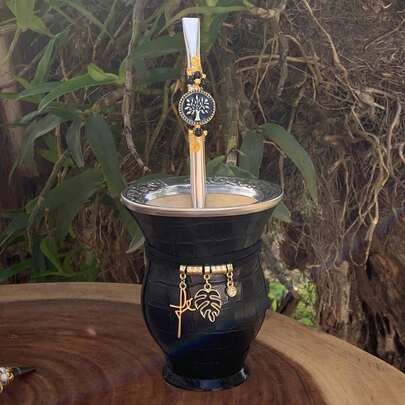 Kit chimarrão: Cuia de Porongo Revestida em Sintético Crocô + Puxador em inox decorada com pingente + Pulseira Basica