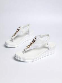 女士坡跟罗马凉鞋，饰有金属链条，轻盈坡跟鞋底舒适贴合，弹性套穿设计方便穿脱，适合日常穿着、海滩度假、休闲聚会等场合，可搭配连衣裙、紧身裤、短裤，清凉夏日尽显时尚魅力。 - 白色 - 查看 4