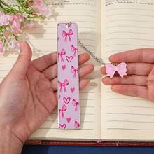 可爱少女风不锈钢金属书签，饰有粉色蝴蝶结和卡通女孩图案，并印有爱书人士语录和装饰链吊坠，是送给女性读者、学生和书虫的理想礼物。