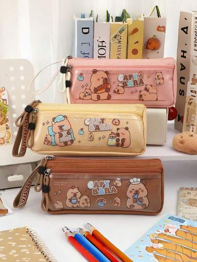 Este lindo estuche de lápices con personaje de dibujos animados de capibara tiene una gran capacidad y una apariencia de moda, lo que lo convierte en una bolsa de papelería ideal para estudiantes. Tiene un forro interior, es adecuado para la temporada de regreso a clases y también se puede usar para almacenar útiles escolares y artículos de campus.