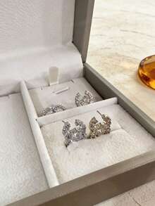 2只极简法式风格水钻字母C耳钉，优雅百搭的耳环饰品