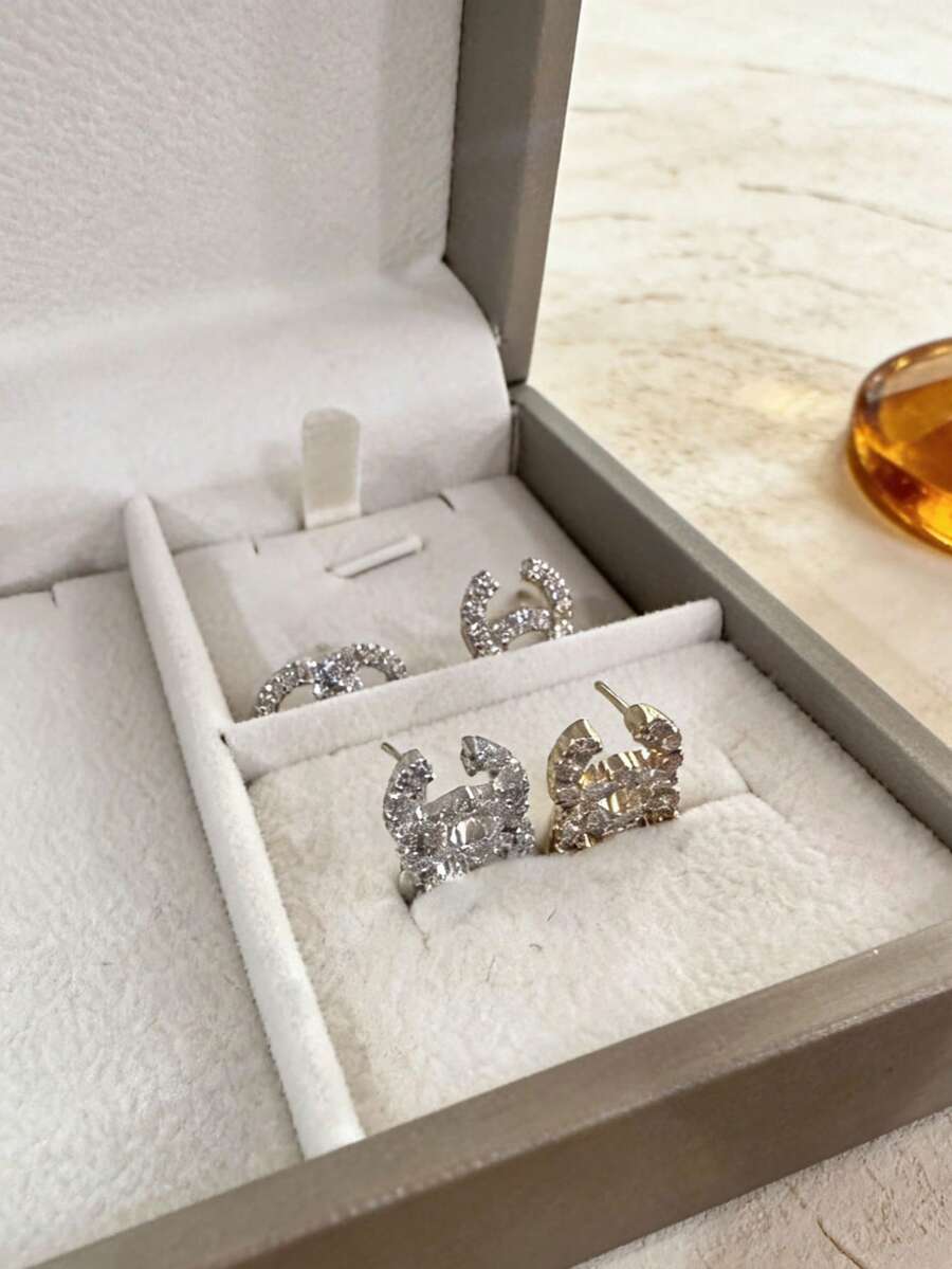 2只极简法式风格水钻字母C耳钉，优雅百搭的耳环饰品