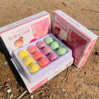 Bộ quà tặng 12 viên bom ngâm chân, dưỡng ẩm cho da khô và loại bỏ vết chai. Bom ngâm chân được làm thủ công với tinh dầu và muối tắm, mang lại hiệu quả hút ẩm, giảm cảm lạnh, cải thiện giấc ngủ, khử mùi và làm sạch nấm chân. Hộp quà tặng ngâm chân hình hoa hồng, hộp quà tặng ngâm chân hình trái tim, thích hợp làm quà tặng cho bạn bè, phụ nữ, đồ dùng du lịch, quà Giáng sinh, sản phẩm chăm sóc chân, quà tặng ngày Valentine, một vật dụng thiết yếu lý tưởng để ngâm chân.