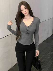 灰色蝴蝶结蕾丝V领长袖T恤，修身设计，甜美性感，春季叠穿上衣 - 灰色 - 查看 4