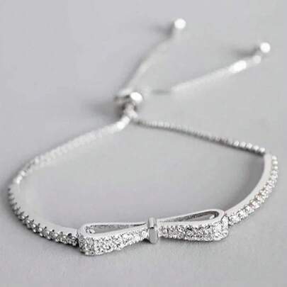 1条可调节银手链，饰有水钻蝴蝶结，时尚奢华，适合女孩日常佩戴、参加派对和宴会，是理想的珠宝礼物。