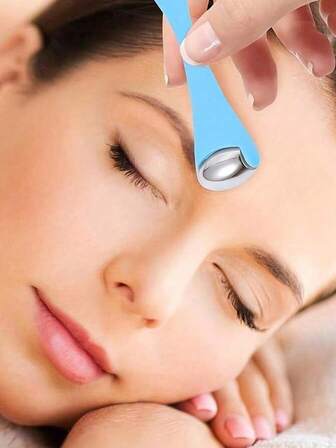 1 pieza Este rodillo para ojos es un accesorio de cuidado de la piel que proporciona alivio a la hinchazón, reducción de ojeras y relajación. Su suave movimiento de rodillo es perfecto para uso diario, ayudando a mantener una apariencia juvenil y radiante alrededor de los ojos. El rodillo masajeador para el cuidado de los ojos es una herramienta que reduce la fatiga ocular, la hinchazón y mejora el resplandor de la piel.