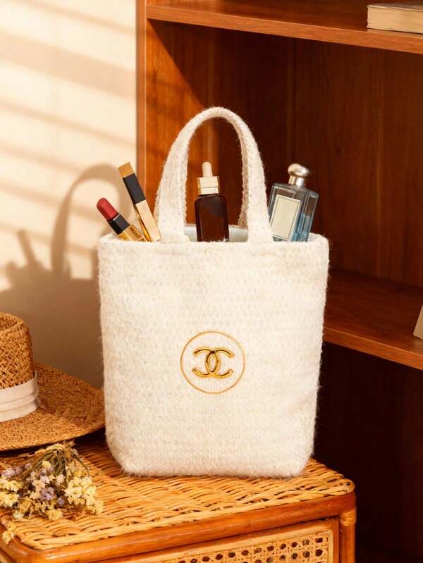 CHANEL Juego de regalo de lujo, bolsa de maquillaje de felpa color crema con insignia distintiva, organizador de cosméticos de viaje, bolsa de maquillaje portátil, estuche de almacenamiento de herramientas de maquillaje, bolsa de maquillaje de viaje, bolso de señora de alta gama, bolsa de cosméticos diaria, decoración de habitación, bolso, bolsa de maquillaje, tocador, bolsa de cosméticos, almacenamiento
