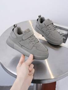 儿童新款低帮平底休闲运动鞋，柔软弹力鞋底设计，魔术贴搭扣，适合日常街头和公园穿着，轻便男女童运动鞋 - 灰色 - 查看 5