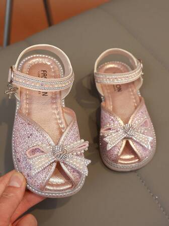 1双时尚百搭女童珍珠水钻蝴蝶结装饰可爱平底凉鞋，圆头，适合日常穿着、跳舞、户外活动，饰有亮片，闭趾公主鞋，春秋季款