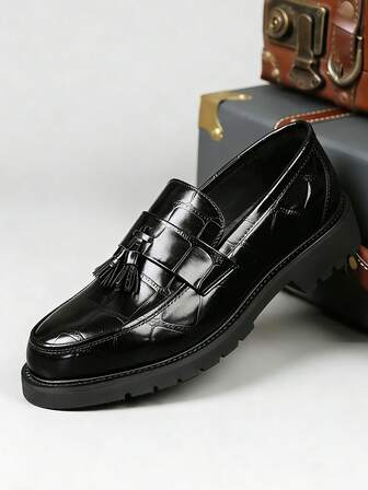 Luxuriöse Retro-Designer-Herren-Loafers mit Quasten, Designer-Karomuster-Anzugschuhe, Krokodillederprägung, weiches Leder, atmungsaktiv, runde Zehenpartie, formelle Schuhe, elegante Herrenschuhe für Geschäft und Lässig, Hochzeitsstil, Bräutigam-Schuhe für Paar, romantisches Dinner, Festgeschenk, Rückkehr zur Schule, Studentenschuhe, Preppy-Stil für alle Jahreszeiten, Herrenschuhe aus weichem Leder