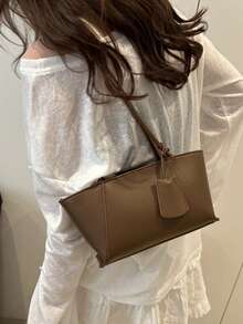 Die modische neue unifarbene Umhängetasche mit hängendem Dekor-Design ist eine weiche, klassische, vielseitige und elegant-modische Damenhandtasche, geeignet für Einkaufen, Geldbörsen, Shoppen, junge Frauen, Studentinnen, Berufsanfängerinnen und Büroarbeiterinnen. Sie eignen sich sehr gut für Büros, Universitäten, Arbeit, Geschäft, Pendeln, Outdoor-Aktivitäten, Reisen und Ausflüge. - Kaffeebraun - Übersicht 3