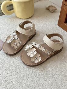 2026新款女童3D立体花朵铆钉装饰软材质凉鞋，防滑露趾系带平底甜美花朵款式，适合户外野餐、日常穿着、生日派对和节日庆典。 - 米色 - 查看 3