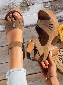 Sandalias de tacón alto grueso con punta redonda, hebilla, gancho y bucle, y costuras huecas para mujer. Versátiles y resistentes al agua, plataforma y tacones altos romanos. - Marrón - Ver 4