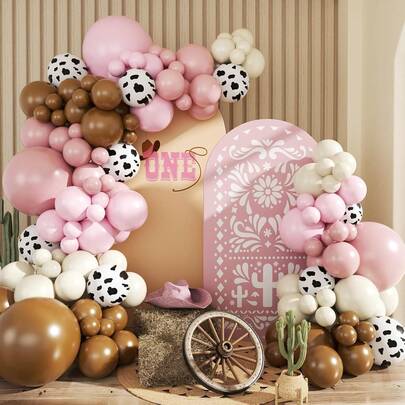 116件套牛仔女郎主题粉色牛仔气球拱门装饰套装，包含浅粉色、棕色、米色和白色气球。适用于牛仔女郎主题的迎婴派对、生日派对、性别揭晓派对、女孩生日装饰、单身派对和西部主题派对装饰。