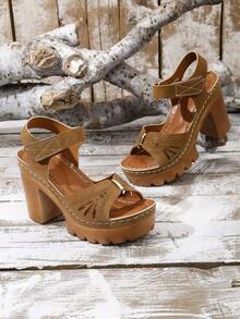 Sandalias de tacón alto grueso con punta redonda, hebilla, gancho y bucle, y costuras huecas para mujer. Versátiles y resistentes al agua, plataforma y tacones altos romanos. - Marrón - Ver 3