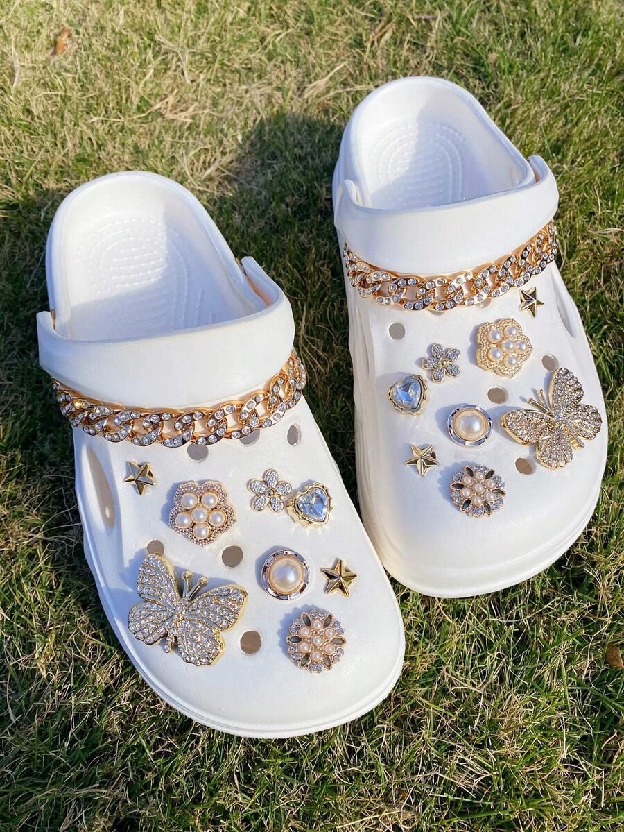 18 Stücke modische goldfarbene (Strass Schmetterling, goldumrandetes Herz, gepunktete Blume, Halbkreis Perle, Pentagramm, gepunktete Kette) Cut Out Schuh Accessoires DIY vielseitig abnehmbare Strass & Kunstperle Blumen Garten Schuhe/Sandalen/Pantoffeln Dekorationen, Kleidung Dekorative Knöpfe, Geschenk für Feiertage - Gold - Übersicht 1