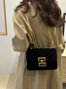 1个黑色菱格纹链条单肩包，小号方形斜挎包，天鹅绒材质，配金属链条肩带和五金搭扣装饰 - 黑色 - 查看 3