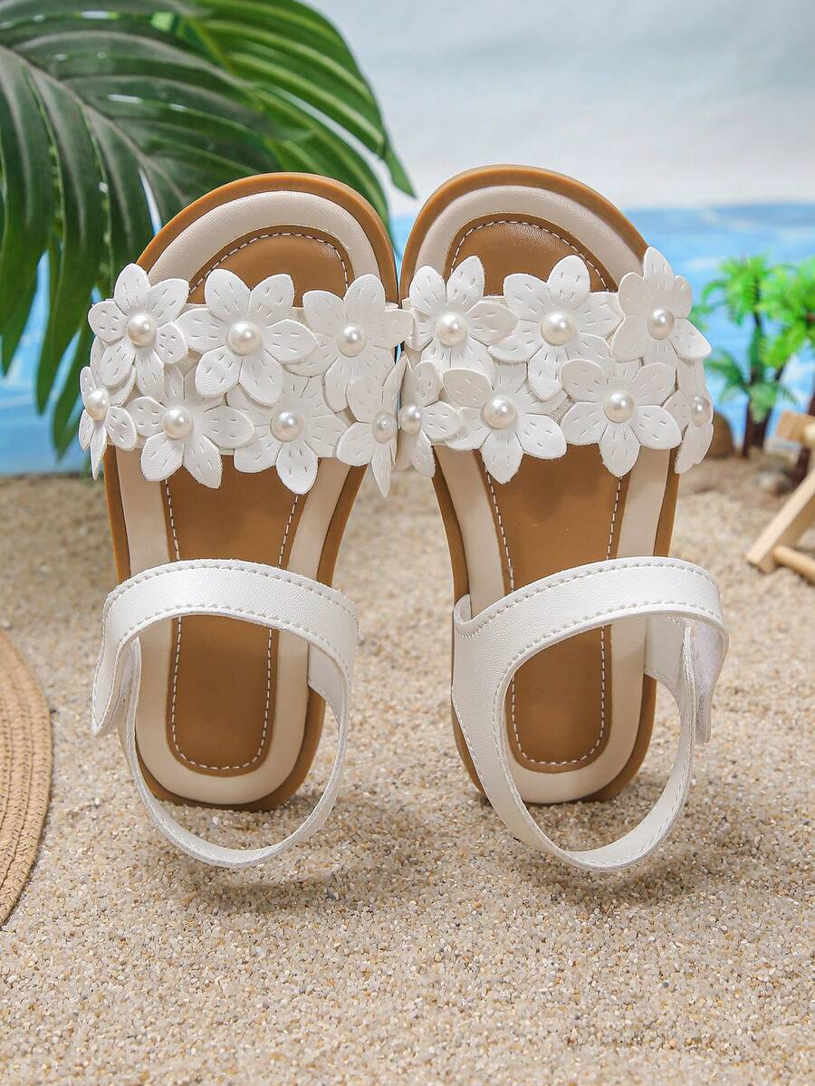 女童平底凉鞋，夏季珍珠花朵凉鞋，白色公主鞋，儿童沙滩鞋，防滑软底儿童休闲鞋，适合派对和婚礼。可爱又优雅！