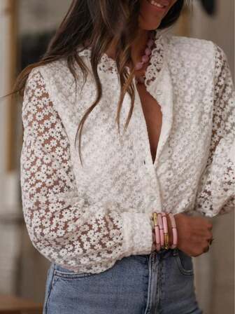 女士春夏新款立领衬衫，白色薄纱雏菊刺绣长袖上衣，白色上衣，前襟纽扣，喇叭领，通勤优雅海滩度假风，碎花上衣