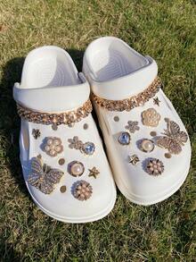 18 Stücke modische goldfarbene (Strass Schmetterling, goldumrandetes Herz, gepunktete Blume, Halbkreis Perle, Pentagramm, gepunktete Kette) Cut Out Schuh Accessoires DIY vielseitig abnehmbare Strass & Kunstperle Blumen Garten Schuhe/Sandalen/Pantoffeln Dekorationen, Kleidung Dekorative Knöpfe, Geschenk für Feiertage - Gold - Übersicht 4