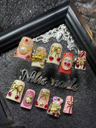10片亚克力按压式美甲贴片，短款鸭嘴型，新年美甲，杏色、橙色、粉色美甲，杏色、粉色法式美甲，手工镀铬美甲粉蝴蝶结几何图案，3D立体樱桃、星星、水钻珍珠、蝴蝶结及其他珍珠设计美甲配件，适合新年、日常、聚会、派对等场合，是送给女性和女孩的绝佳礼物，配有1个果冻垫和1个指甲锉。