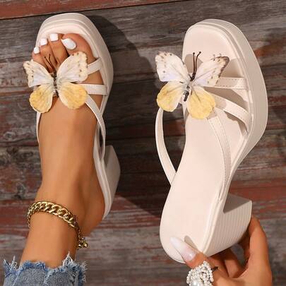 2026夏季新款象牙白立体蝴蝶贴花厚底坡跟凉鞋，8厘米防水度假沙滩鞋，女士款