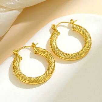 1 par de pendientes de aro retorcidos de diseño de nicho minimalista y elegante, pendientes de aro lisos versátiles, pendientes trenzados retro, pendientes chapados en oro de 18K de acero de titanio para mujeres