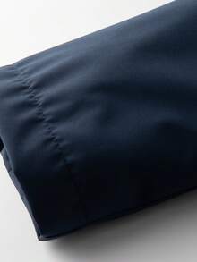 男士连帽夹克，整体简约设计。实用连帽，方便的拉链闭合，多个口袋兼具美观和收纳功能，适合日常通勤和轻度户外活动。 - 藍色 - 查看 5