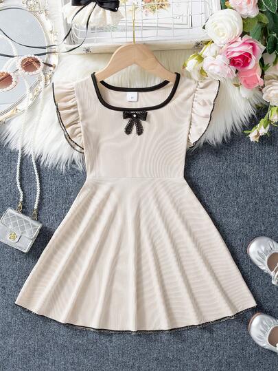 Đầm dài đến đầu gối không tay, cổ vuông, phối màu, có nơ, kiểu dáng thường ngày cho bé gái, thích hợp cho mùa hè.