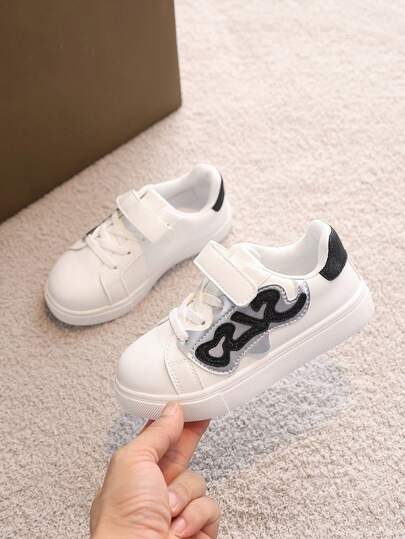 1双儿童时尚休闲户外运动鞋，适合春季穿着