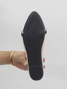 女士平底鞋，尺码 35-45，优雅纯色时尚金属链条舒适平底鞋，适合办公室和户外穿着，春秋季新款百搭撞色 PU 一脚蹬鞋 - 米色拼黑色PU - 查看 9