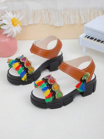 1 par de sandalias de cuña marrones para niñas pequeñas, de cuero suave + tela con borlas de colores arcoíris patchwork, diseño clásico de correa, punta redonda con tacón de 3 cm de grosor, sandalias casuales de playa, adecuadas para niñas de 3 a 15 años, primavera/verano 2026