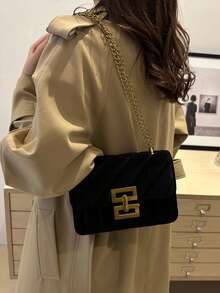 1个黑色菱格纹链条单肩包，小号方形斜挎包，天鹅绒材质，配金属链条肩带和五金搭扣装饰 - 黑色 - 查看 1