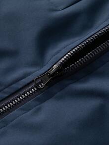 男士连帽夹克，整体简约设计。实用连帽，方便的拉链闭合，多个口袋兼具美观和收纳功能，适合日常通勤和轻度户外活动。 - 藍色 - 查看 6