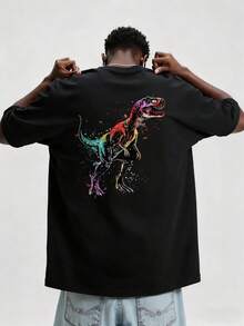 A Cosmic Dinosaur Fused With Stellar Nebulae Embodies Strength And Mystery, Representing The Immensity Of The Universe Encapsulated In An Ancient Predator, Evoking Ancestral Power And The Exploration Of The Cosmos. Men's T-Shirt, 100% Cotton. - 黑色 - 查看 1