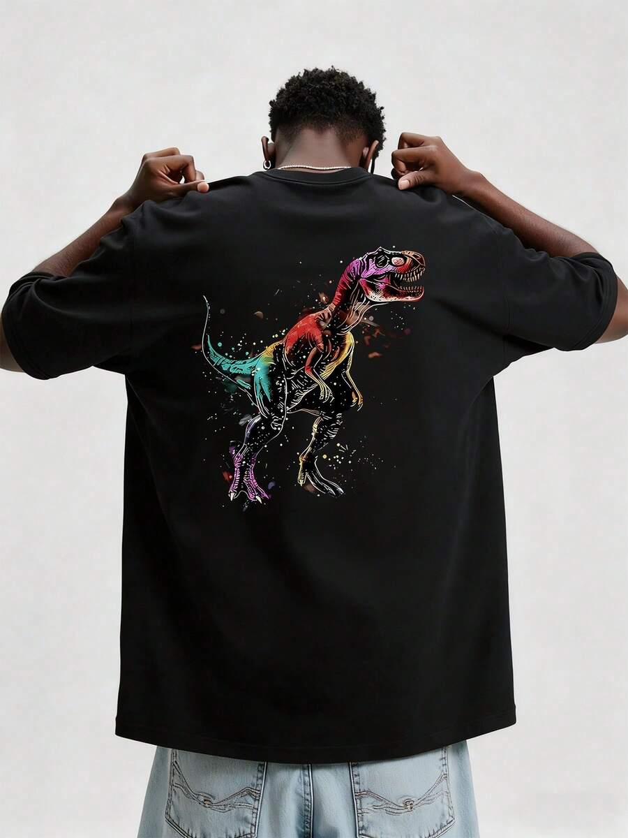 A Cosmic Dinosaur Fused With Stellar Nebulae Embodies Strength And Mystery, Representing The Immensity Of The Universe Encapsulated In An Ancient Predator, Evoking Ancestral Power And The Exploration Of The Cosmos. Men's T-Shirt, 100% Cotton. - 黑色 - 查看 1