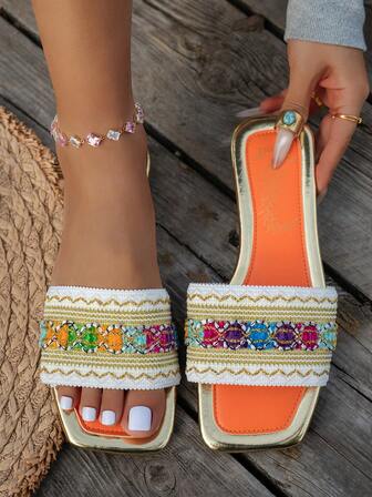 新款女士凉鞋，平底方头设计，复古波西米亚风，套脚式，轻便舒适，百搭，适合室内、室外、休闲、度假、海滩等各种场合。