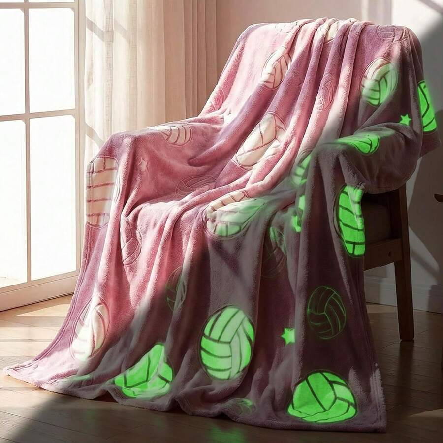一条粉色法兰绒夜光毯，印有足球图案。适用于床、沙发、办公室、露营和旅行。可机洗。是馈赠佳品和家居装饰的理想之选。一款夜光毯。