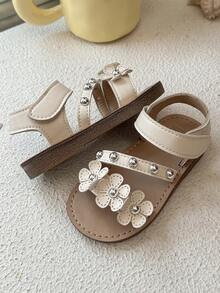 2026新款女童3D立体花朵铆钉装饰软材质凉鞋，防滑露趾系带平底甜美花朵款式，适合户外野餐、日常穿着、生日派对和节日庆典。 - 米色 - 查看 4