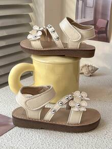 2026新款女童3D立体花朵铆钉装饰软材质凉鞋，防滑露趾系带平底甜美花朵款式，适合户外野餐、日常穿着、生日派对和节日庆典。 - 米色 - 查看 7
